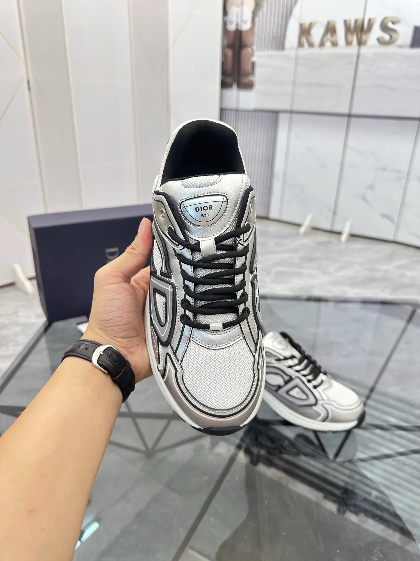 Men's shoes: 💰P400¥ Available in Guangzhou Product trademark: Dior* "Dior*" low-top casual shoes Regular size: 35-46 (can be customized to 47) Couple style Product materials: Upper imported cowhide stitched with original fabric, breathable lining, ultra-light foam original outsole. No.: 007